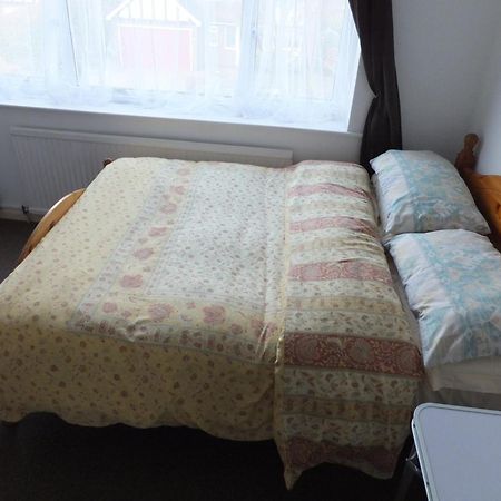 Many Worlds Meet - Eurostar, Wimbledon 30 Mins, Central London, Gatwick 15 Mins - Spacious, Sleeps Up To 16 Plus Cot - Free Wifi, Parking - Next To Lloyd Park, Great For Families, Walkers, Relocators - Ideal For Contractors Croydon kerület Kültér fotó