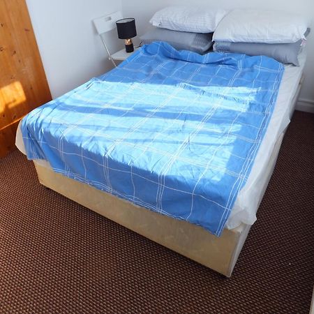 Many Worlds Meet - Eurostar, Wimbledon 30 Mins, Central London, Gatwick 15 Mins - Spacious, Sleeps Up To 16 Plus Cot - Free Wifi, Parking - Next To Lloyd Park, Great For Families, Walkers, Relocators - Ideal For Contractors Croydon kerület Kültér fotó
