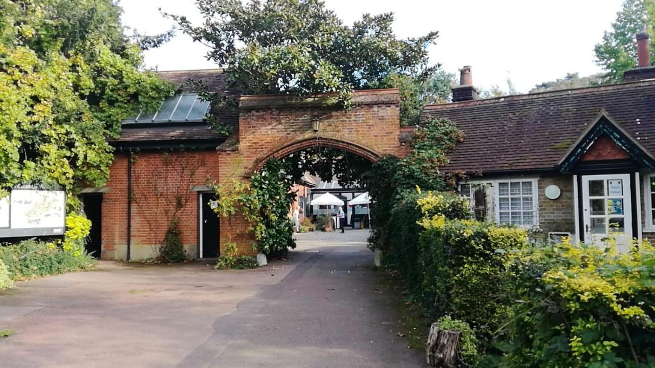 Many Worlds Meet - Eurostar, Wimbledon 30 Mins, Central London, Gatwick 15 Mins - Spacious, Sleeps Up To 16 Plus Cot - Free Wifi, Parking - Next To Lloyd Park, Great For Families, Walkers, Relocators - Ideal For Contractors Croydon kerület Kültér fotó