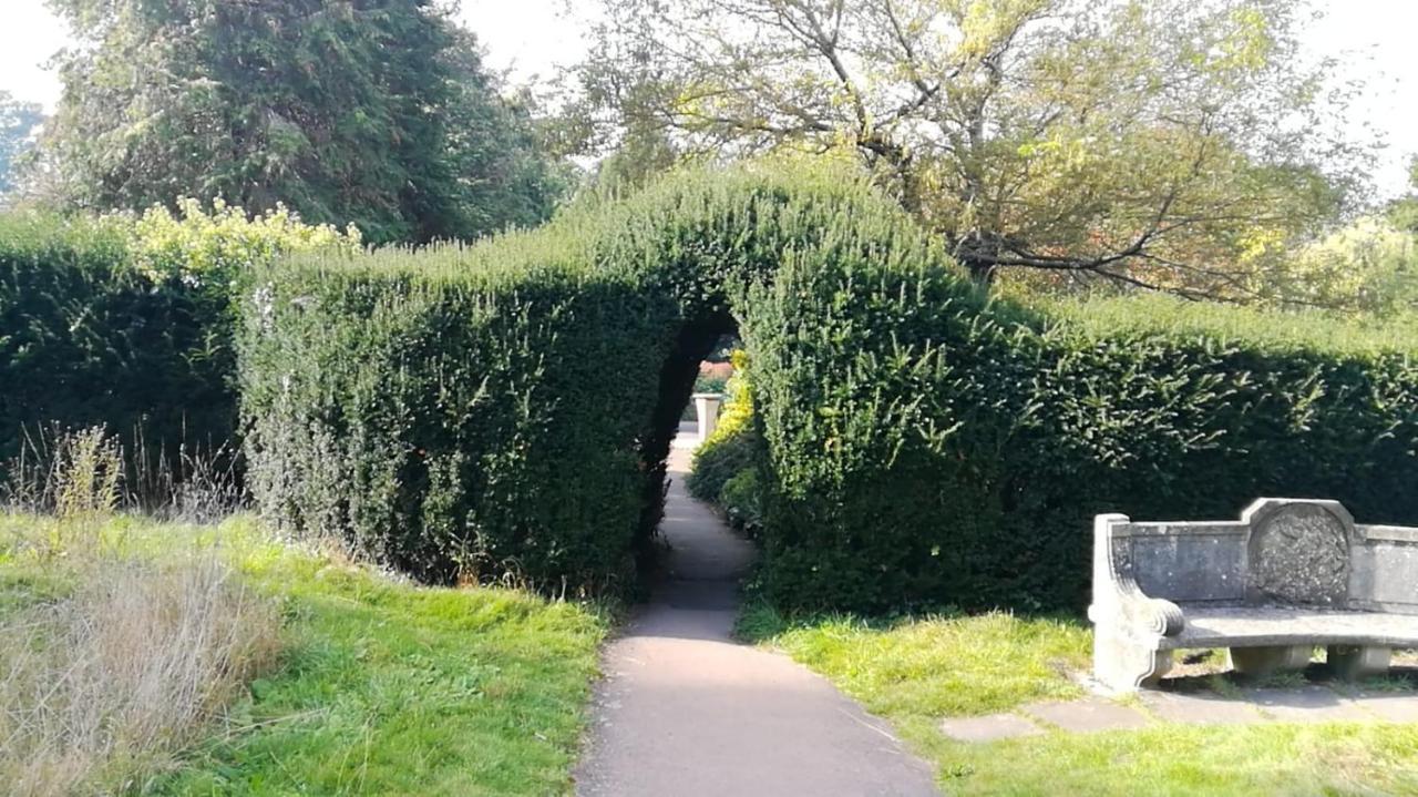 Many Worlds Meet - Eurostar, Wimbledon 30 Mins, Central London, Gatwick 15 Mins - Spacious, Sleeps Up To 16 Plus Cot - Free Wifi, Parking - Next To Lloyd Park, Great For Families, Walkers, Relocators - Ideal For Contractors Croydon kerület Kültér fotó