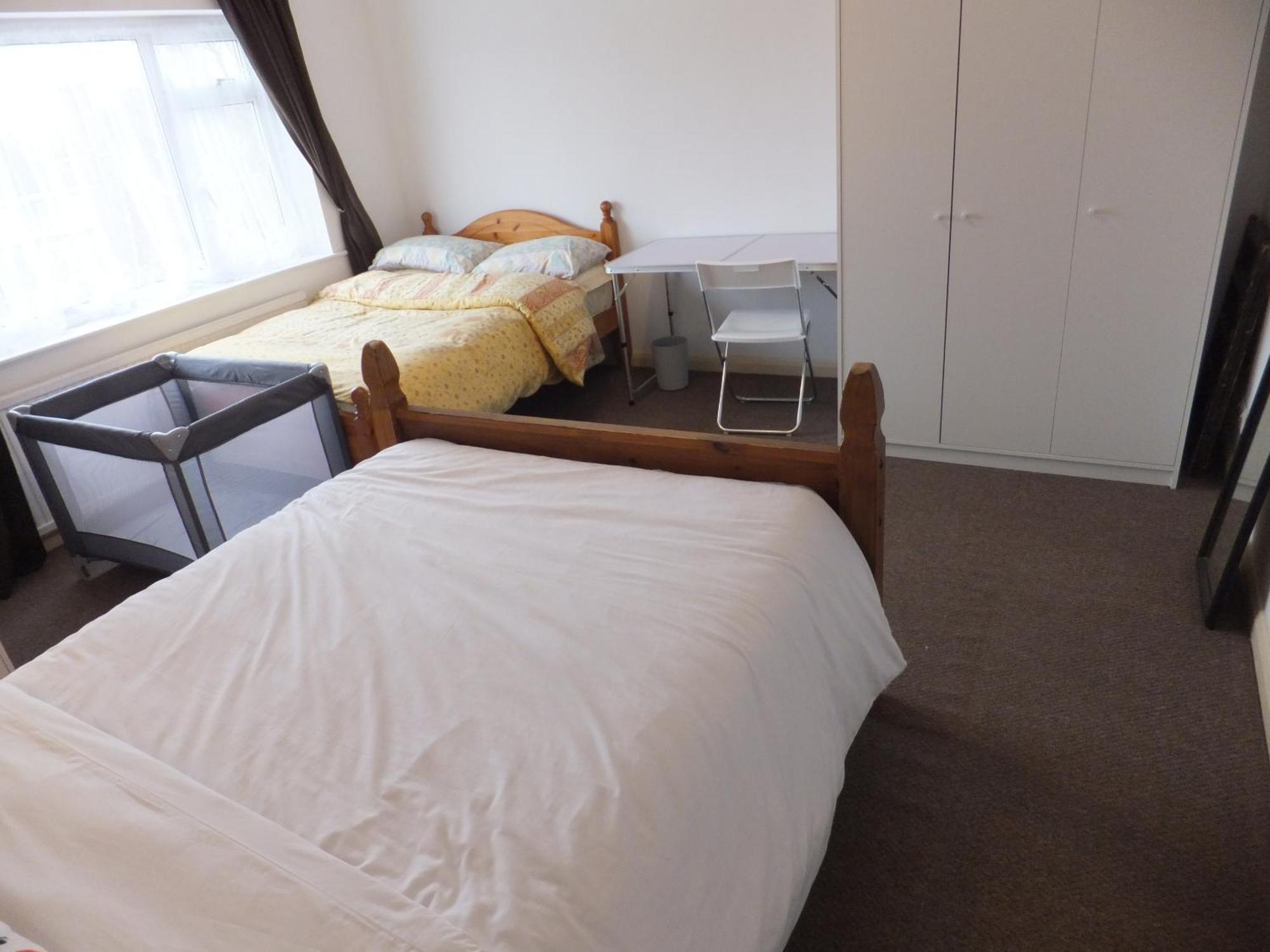Many Worlds Meet - Eurostar, Wimbledon 30 Mins, Central London, Gatwick 15 Mins - Spacious, Sleeps Up To 16 Plus Cot - Free Wifi, Parking - Next To Lloyd Park, Great For Families, Walkers, Relocators - Ideal For Contractors Croydon kerület Kültér fotó