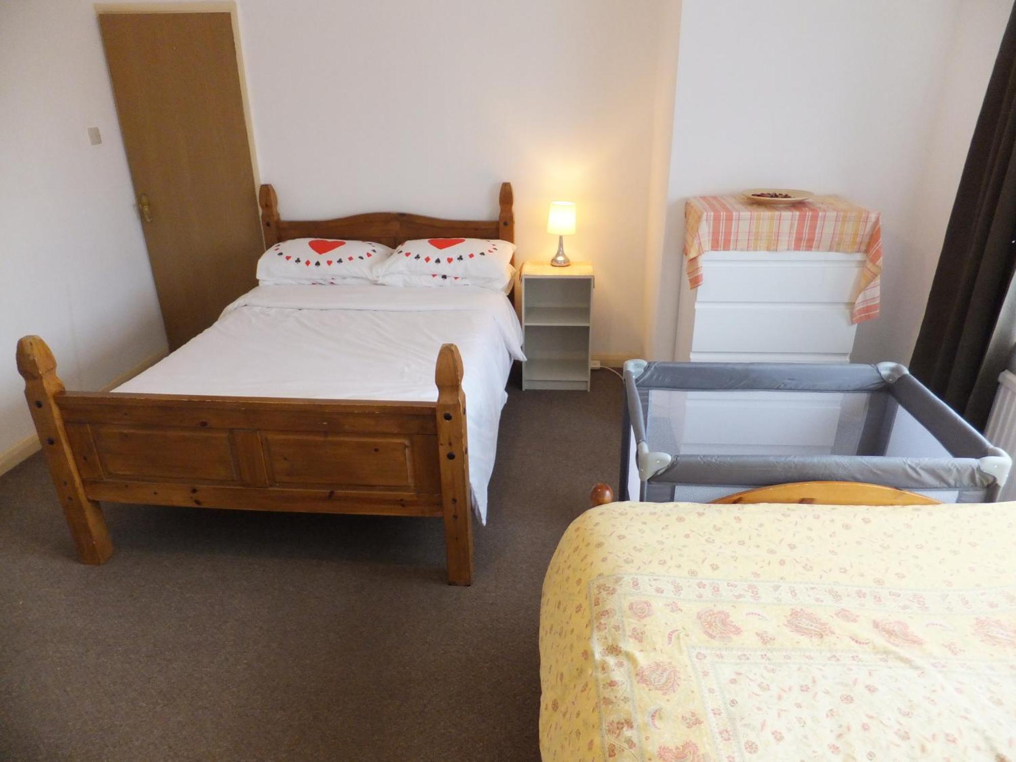 Many Worlds Meet - Eurostar, Wimbledon 30 Mins, Central London, Gatwick 15 Mins - Spacious, Sleeps Up To 16 Plus Cot - Free Wifi, Parking - Next To Lloyd Park, Great For Families, Walkers, Relocators - Ideal For Contractors Croydon kerület Kültér fotó