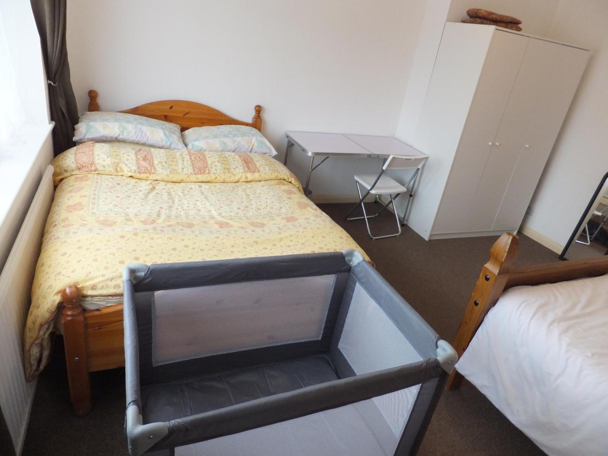 Many Worlds Meet - Eurostar, Wimbledon 30 Mins, Central London, Gatwick 15 Mins - Spacious, Sleeps Up To 16 Plus Cot - Free Wifi, Parking - Next To Lloyd Park, Great For Families, Walkers, Relocators - Ideal For Contractors Croydon kerület Kültér fotó