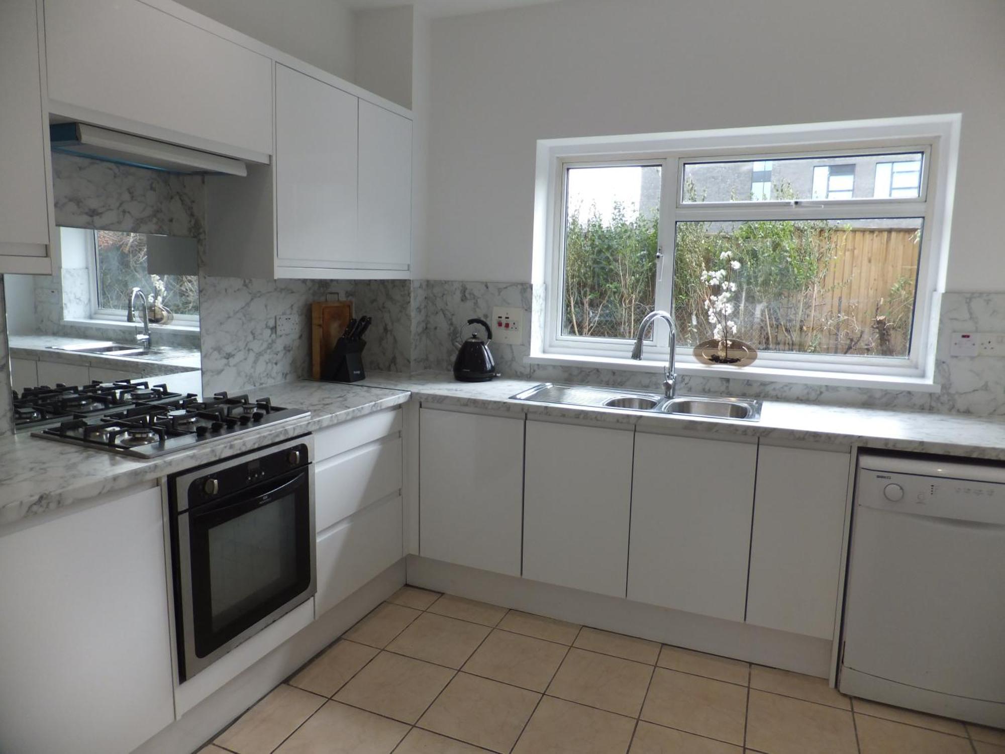 Many Worlds Meet - Eurostar, Wimbledon 30 Mins, Central London, Gatwick 15 Mins - Spacious, Sleeps Up To 16 Plus Cot - Free Wifi, Parking - Next To Lloyd Park, Great For Families, Walkers, Relocators - Ideal For Contractors Croydon kerület Kültér fotó